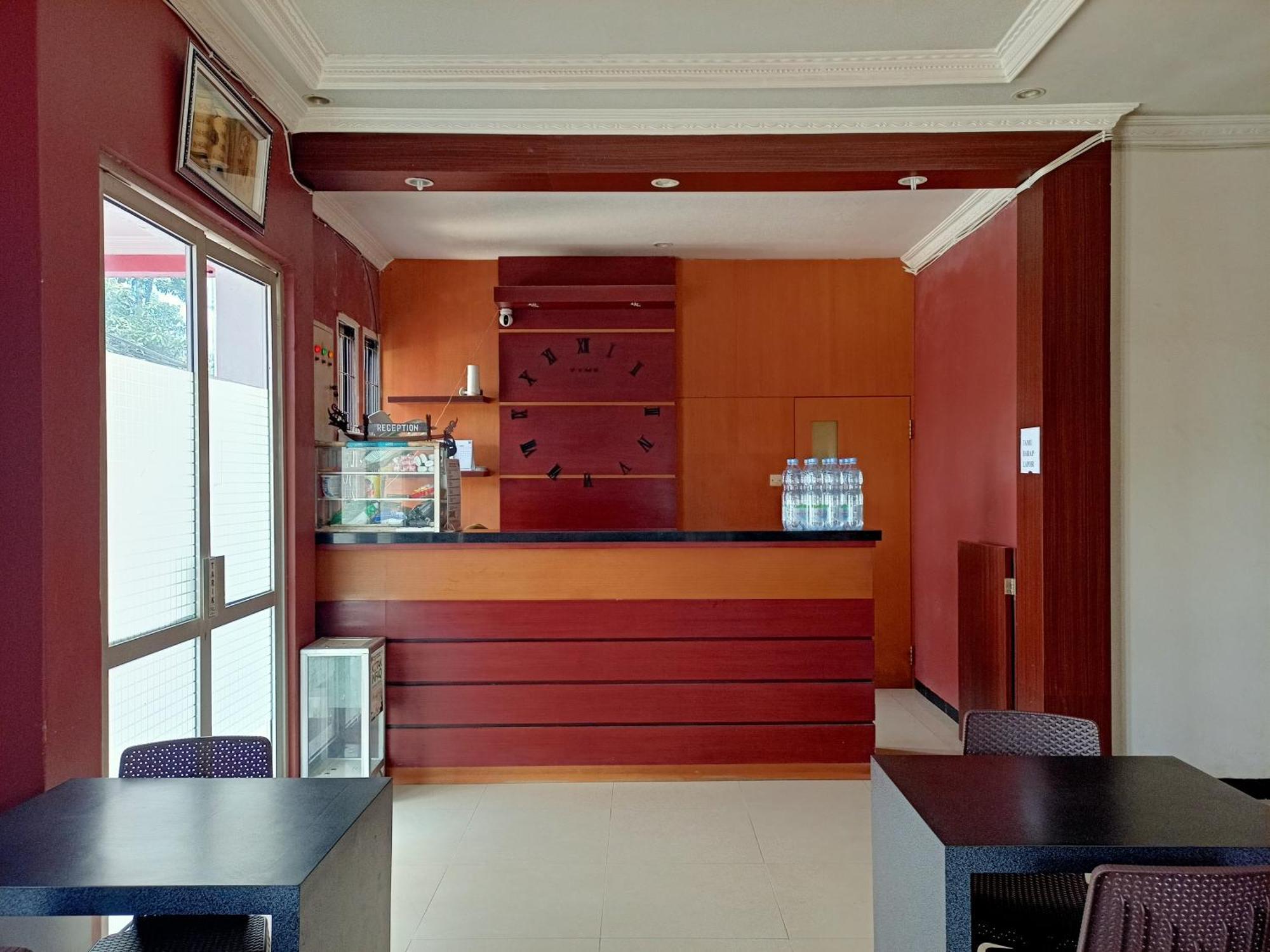 Oyo 92098 Kost Orange Syariah Hotel Макасар Екстериор снимка