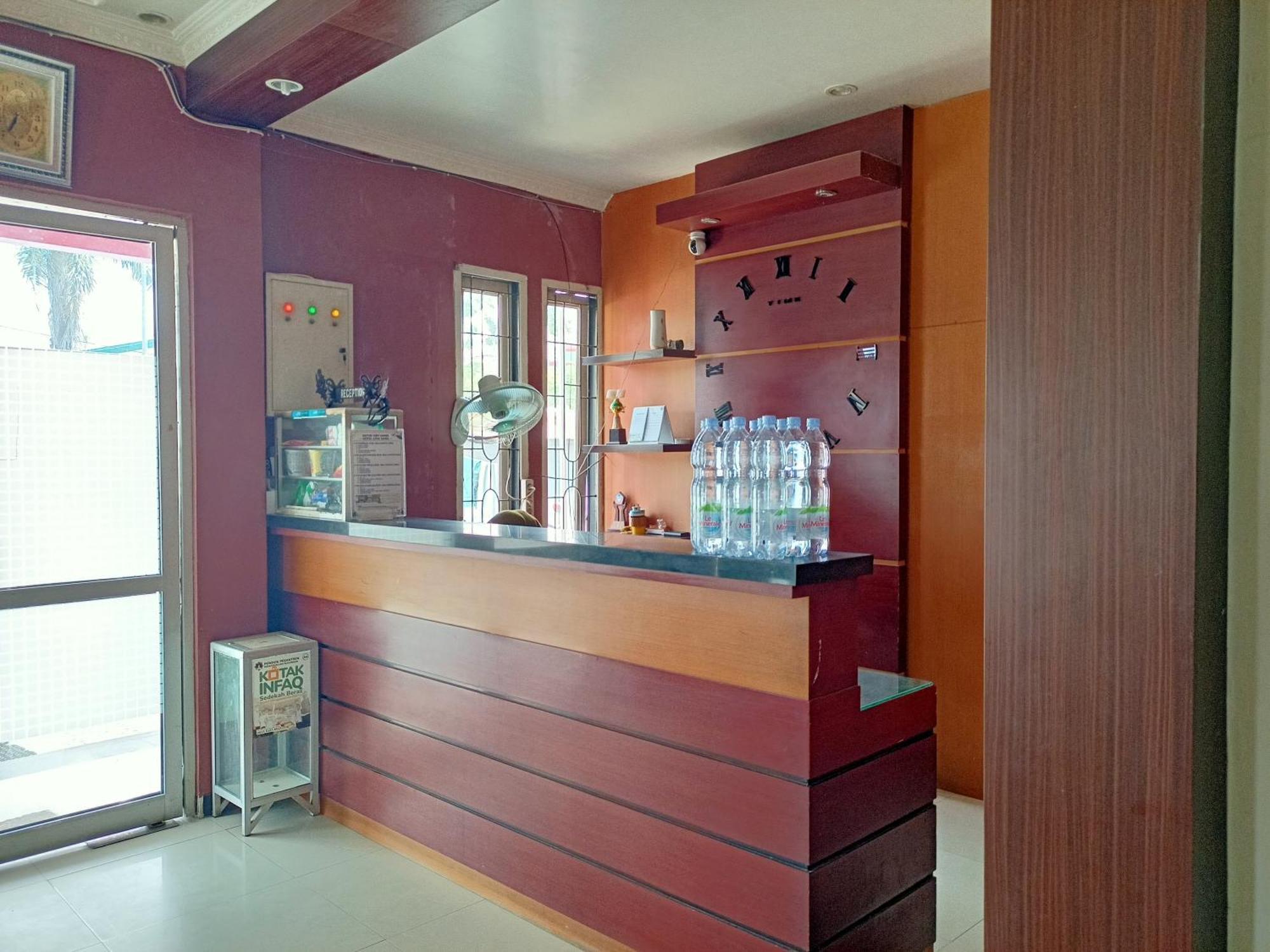 Oyo 92098 Kost Orange Syariah Hotel Макасар Екстериор снимка