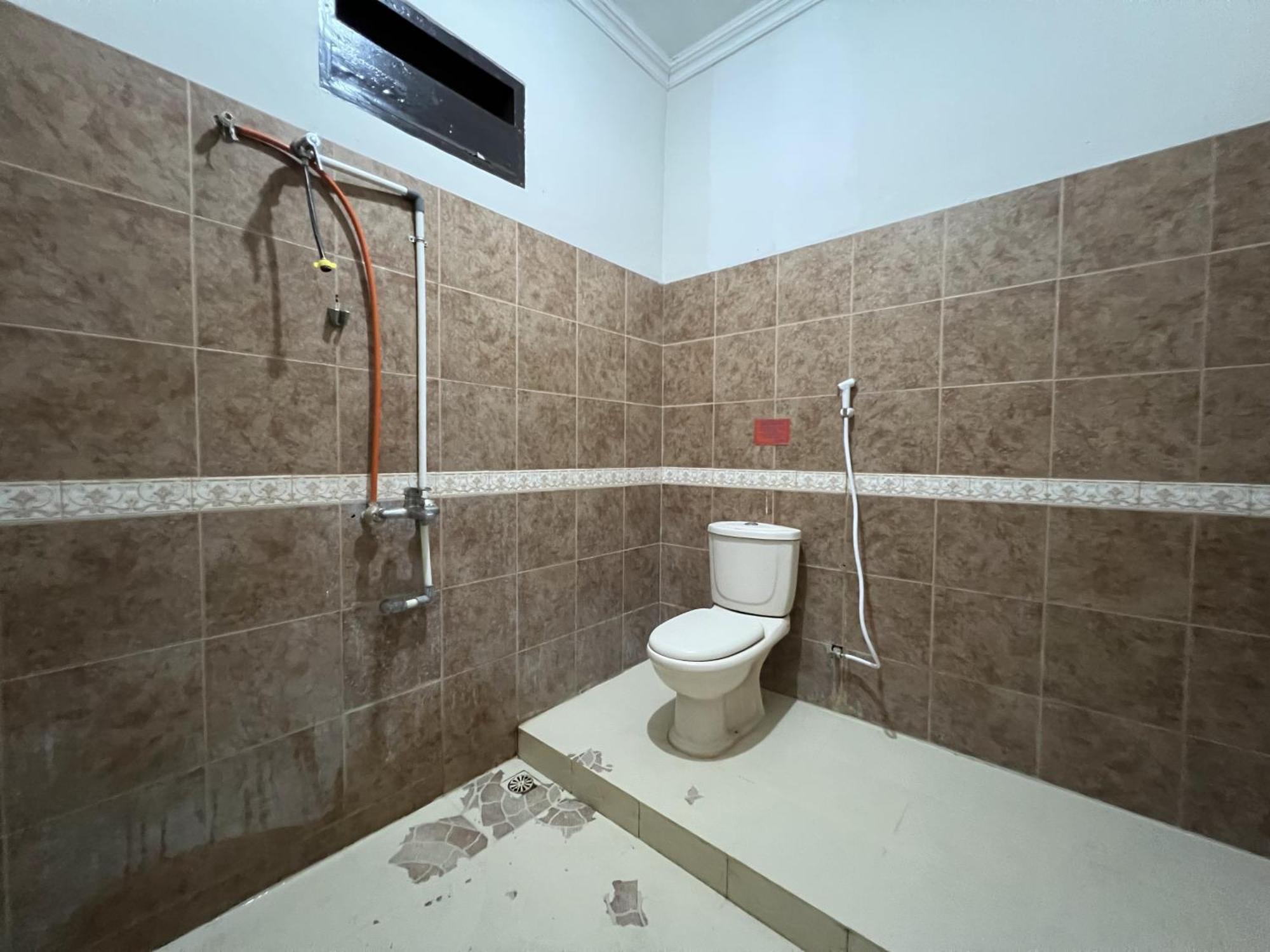 Oyo 92098 Kost Orange Syariah Hotel Макасар Екстериор снимка