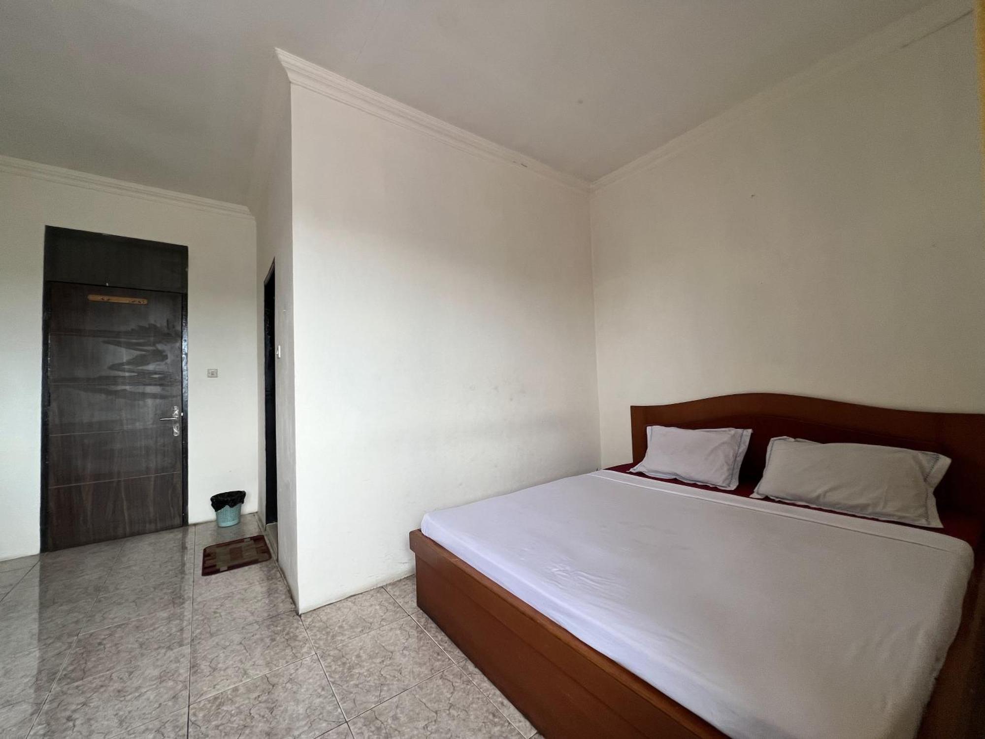 Oyo 92098 Kost Orange Syariah Hotel Макасар Екстериор снимка